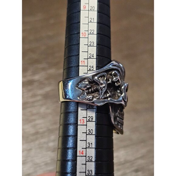 Biker Skull Ring Stainless Steel Cracked Skull Gothic Halloween Smiling Size 12 - Picture 2 of 4